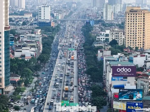 Người dân hối hả rời Hà Nội, cửa ngõ ùn tắc chiều cuối năm