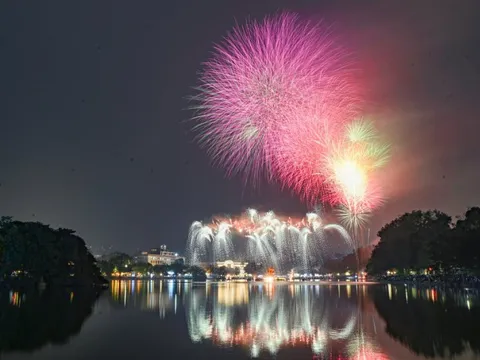 Khoảnh khắc đếm ngược và pháo hoa rực sáng chào năm mới 2026