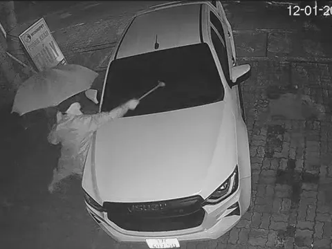 Truy tìm người đập phá ô tô ở Nghệ An