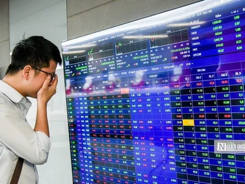 VN-Index vượt 1.900 điểm, áp lực chốt lời rình rập