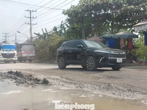 Đường nhựa hóa đất đá, hàng quán phải đóng cửa vì ế ấm