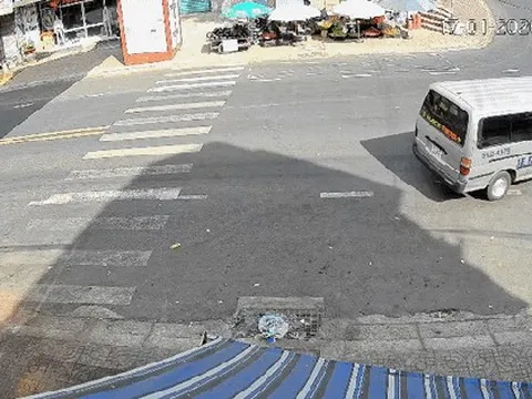 Clip tài xế liên tục bấm còi, xoay nhiều vòng trên đường khiến người dân hoảng sợ: Công an vào cuộc