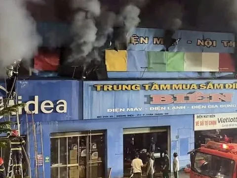 Hiện trường vụ cháy Trung tâm mua sắm điện máy lúc rạng sáng khiến 2 mẹ con tử vong thương tâm