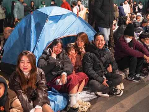 Người dân rộn ràng đi xem màn pháo hoa lớn nhất lịch sử mừng Đại hội Đảng