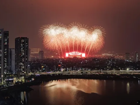 Ngắm màn pháo hoa quy mô lớn "chưa từng có" vừa xuất hiện trên bầu trời Hà Nội
