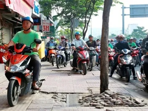 Đi xe máy lên vỉa hè bị phạt bao nhiêu tiền, trường hợp nào không bị phạt?