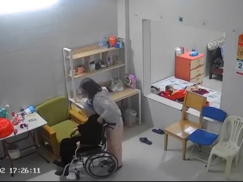 Con xem lại camera 7 ngày rồi 'sốc' nặng khi thấy cảnh nữ giúp việc đối xử với mẹ già 82 tuổi