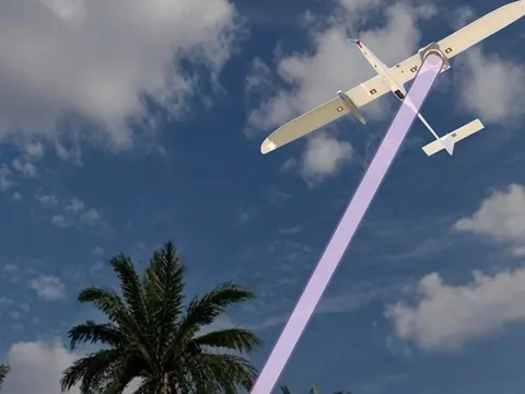 Drone sắp 'bay mãi không cần hạ cánh' nhờ sạc pin bằng tia laser