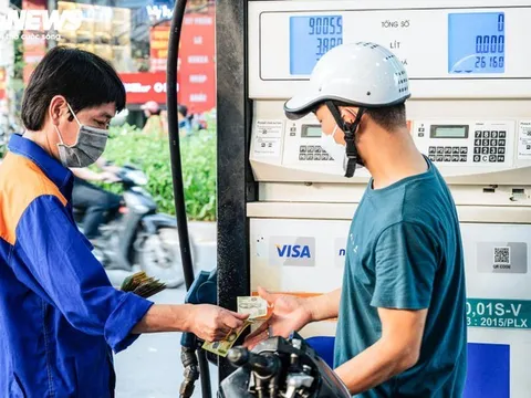 Giá xăng giảm, dầu tăng