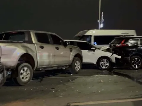 Tai nạn liên hoàn trên cầu Nhật Tân, hướng đi sân bay Nội Bài ùn tắc