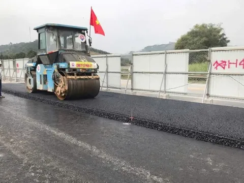 Bắt đầu thảm nhựa mặt đường cao tốc Nội Bài - Lào Cai mở rộng