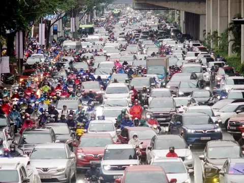 Sáng đầu tuần mưa rét, người Hà Nội 'chôn chân' trên nhiều tuyến đường