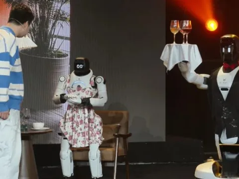 Robot hình người múa võ kungfu, diễn kịch, khuấy động các bữa tiệc tại Trung Quốc