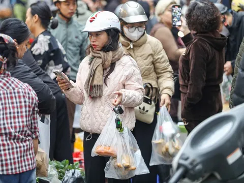 Giá đồ lễ cúng ông Công ông Táo rẻ hơn mọi năm, người Hà Nội tấp nập mua