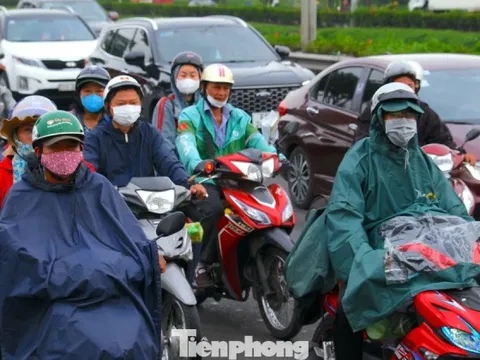 Cửa ngõ TPHCM chật kín người về quê đón Tết trong mưa trái mùa