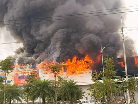 Cháy lớn tại cụm công nghiệp ở Ninh Bình, cột khói bốc cao hàng chục mét