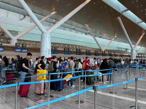 Sân bay Tân Sơn Nhất tấp nập ngày 25 Tết, check-in thuận tiện