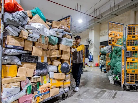 Nhân viên bưu cục 'trắng đêm' phân loại hàng hóa dịp mua sắm cuối năm