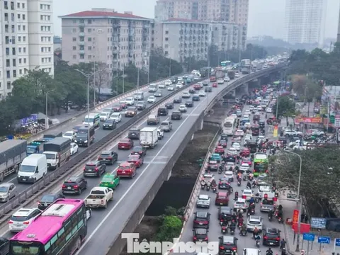 Dòng xe ùn ùn rời phố về quê nghỉ Tết, cửa ngõ Thủ đô tắc cứng
