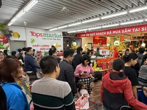 Người dân ào ào sắm Tết, siêu thị kín khách đến khuya