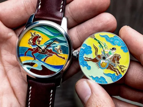 Thợ thủ công làm đồng hồ với tranh pháp lam hình ngựa đón Tết Bính Ngọ