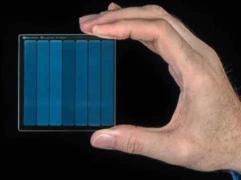 Ổ cứng sắp lỗi thời? Microsoft tạo 'ổ lưu trữ' bằng kính 10.000 năm không hỏng