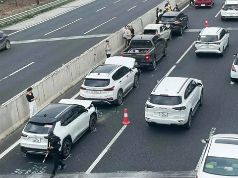 5 ô tô con 'dồn toa' trên cao tốc Hà Nội - Hải Phòng