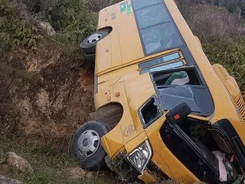 Ô tô khách lao xuống sườn đồi ở Lào Cai