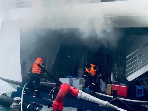 Tàu du lịch ở Cát Bà bốc cháy giữa trưa, 32 người được giải cứu kịp thời