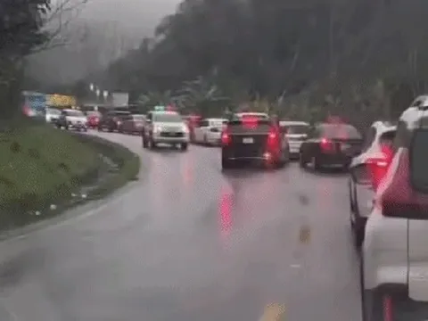 Clip: Tài xế xe con đi "khôn lỏi" bị CSGT nhắc thẳng bằng loa