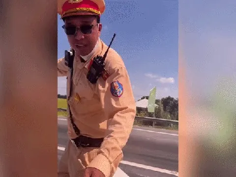 Anh cảnh sát giao thông hướng dẫn người đi đường cực dễ thương thu hút hàng triệu view
