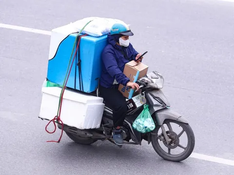 Phớt lờ nguy hiểm, nhiều người vẫn mải mê gọi điện, nghe nhạc khi lái xe