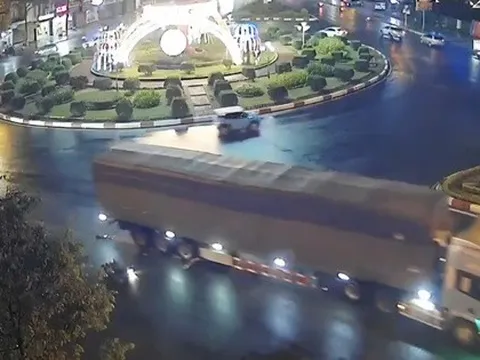 CLIP: Xe container cuốn xe máy, hai phụ nữ thương vong