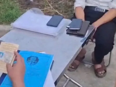 Tài xế quay clip tạo áp lực với CSGT để "lấp liếm" việc không có Giấy phép lái xe