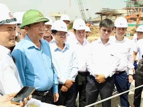 Bộ trưởng Bộ Xây dựng kiểm tra tiến độ Vành đai 3 tại Tân Vạn