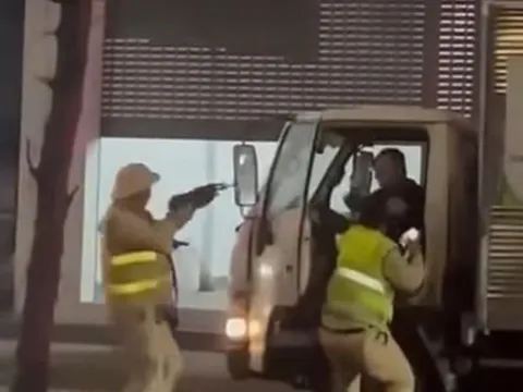 Bắt khẩn cấp tài xế không chấp hành kiểm tra nồng độ cồn, tông xe CSGT rồi bỏ chạy