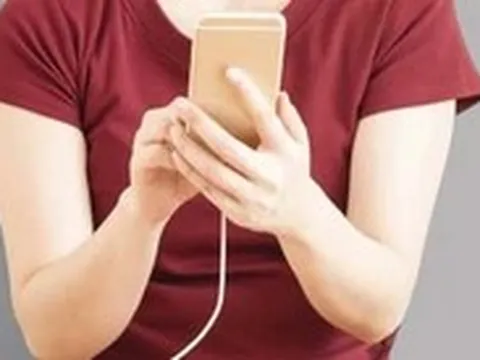 Tê tay khi dùng điện thoại đang sạc: Hiện tượng bình thường hay nguy hiểm?