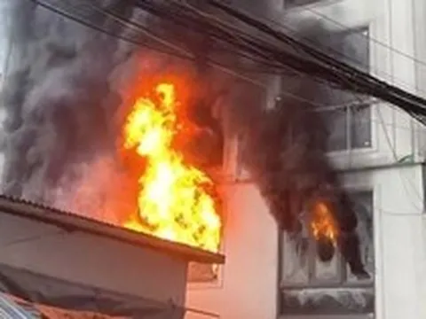 Hà Nội: Lửa bùng dữ dội tại ngôi nhà 7 tầng trên đường Lĩnh Nam