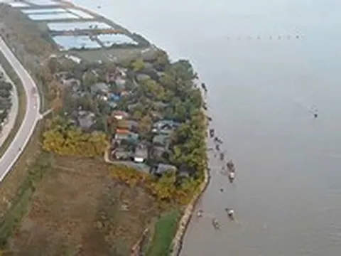 Nhà cửa chực chờ đổ sập, dân 'dài cổ' chờ tái định cư