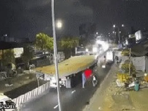 Kinh hoàng khoảnh khắc tấm thép hơn 10 tấn rơi đè bẹp cabin xe rác, tài xế tử vong