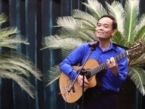 Clip Bí thư Thành ủy TPHCM ôm đàn, hát khi gặp gỡ thanh niên