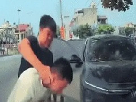 Người đàn ông bị túm áo, bóp cổ giữa đường: Công an truy tìm tài xế ô tô