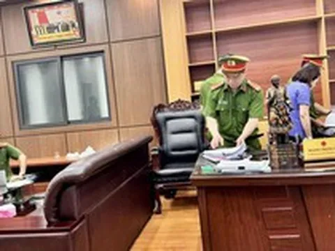 Hình ảnh khám xét, bắt giữ nguyên Phó Chủ tịch TP trước đây liên quan nhóm “xã hội đen”