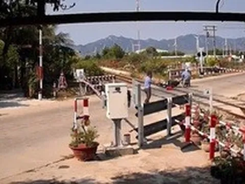 CLIP: Người phụ nữ vượt rào chắn đường sắt, ngã sát đường ray khi tàu sắp tới