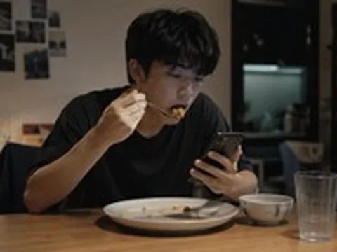 Vì sao nhiều người trẻ phải vừa ăn vừa lướt điện thoại mới thấy ngon?
