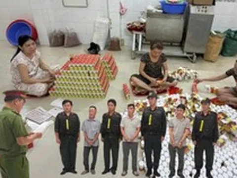 Khám xét khẩn cấp thu giữ 4.000 hộp thuốc, 790kg viên nang, bắt tạm giam chủ xưởng thuốc Thái Chánh Kiên