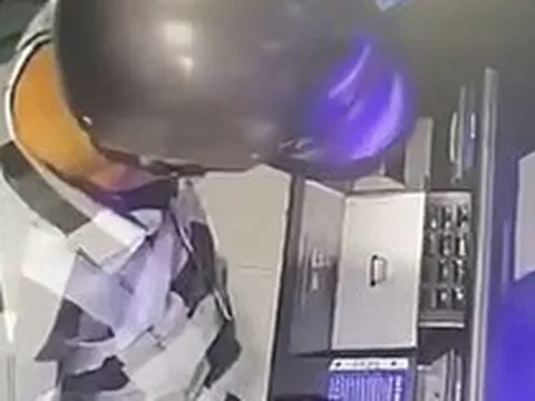 Cần làm gì khi phát hiện tiền nhả ra từ cây ATM?