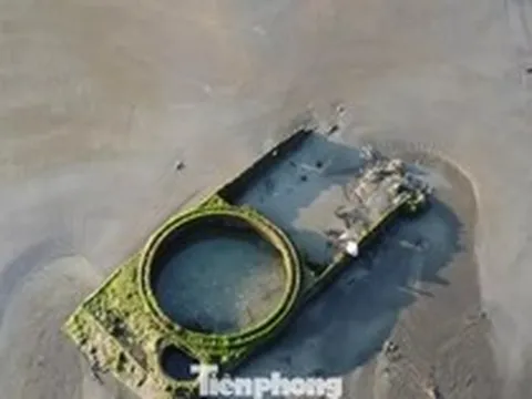 Cận cảnh vật thể giống xác xe tăng ở biển Quy Nhơn