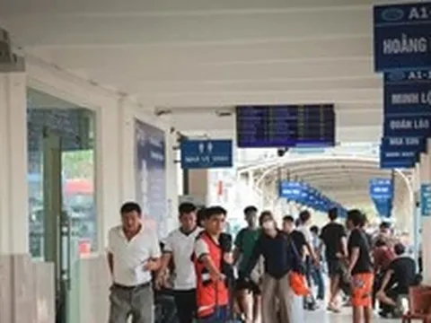 Hối hả rời Thủ đô, bến xe Hà Nội 'tăng nhiệt' trước kỳ nghỉ Giỗ Tổ