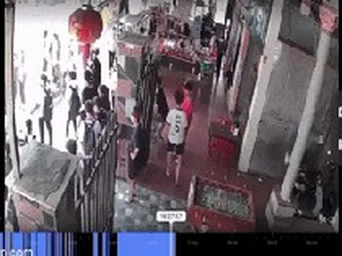 Nam sinh lớp 8 bị xịt chất lạ vào mặt trước cổng trường: Xác định nguyên nhân